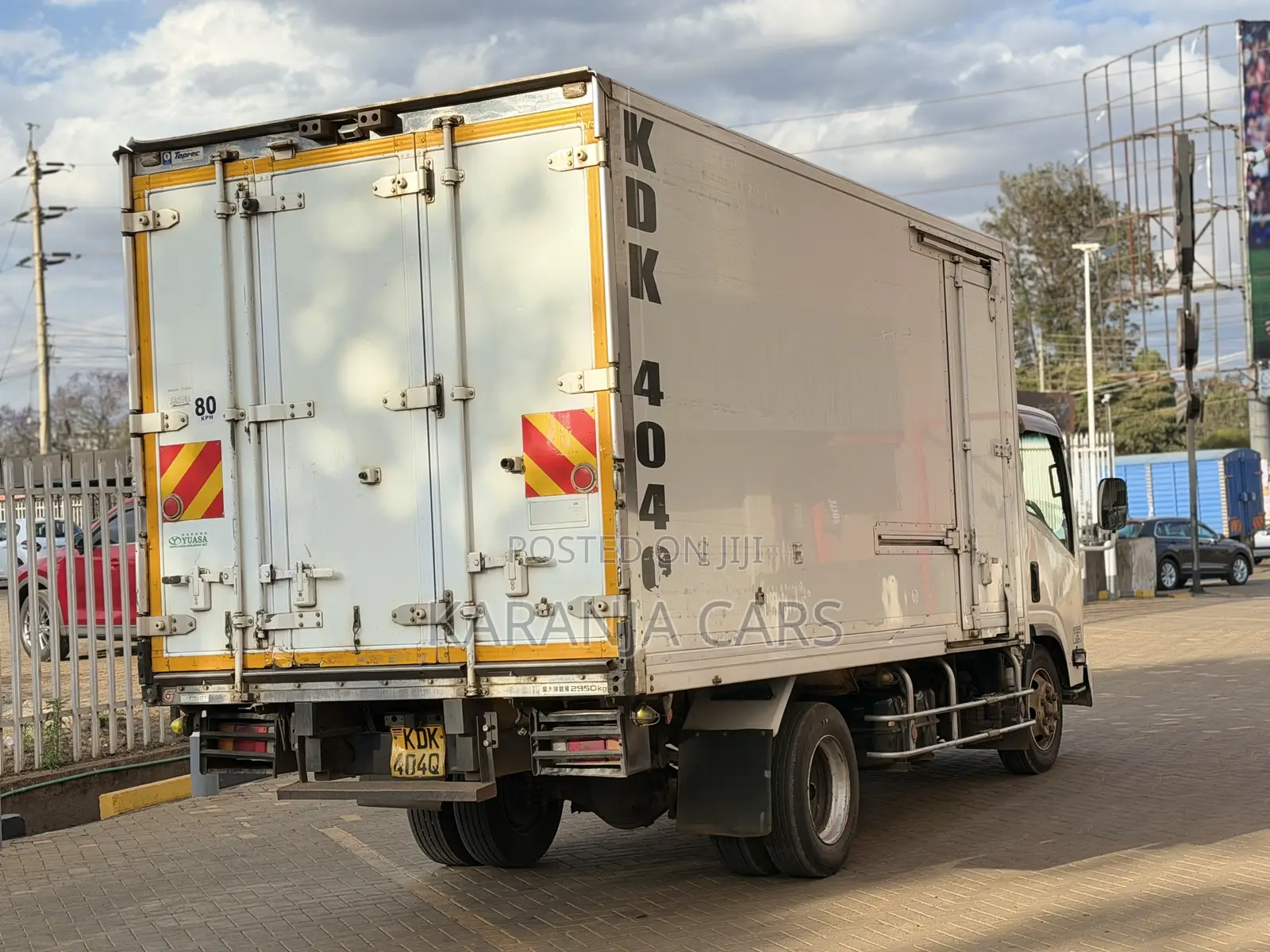 Isuzu Elf Track 2015 White