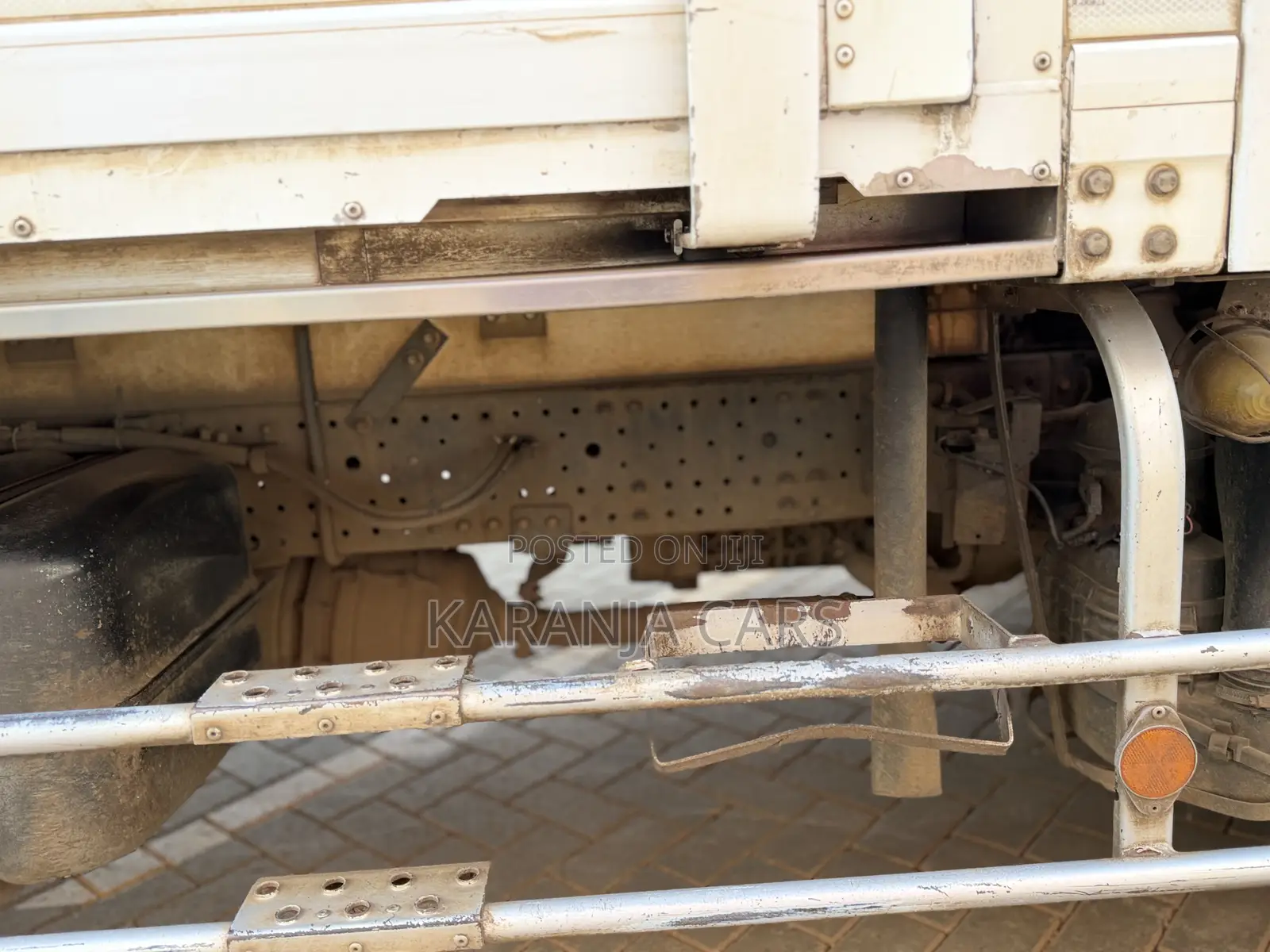 Isuzu Elf Track 2015 White