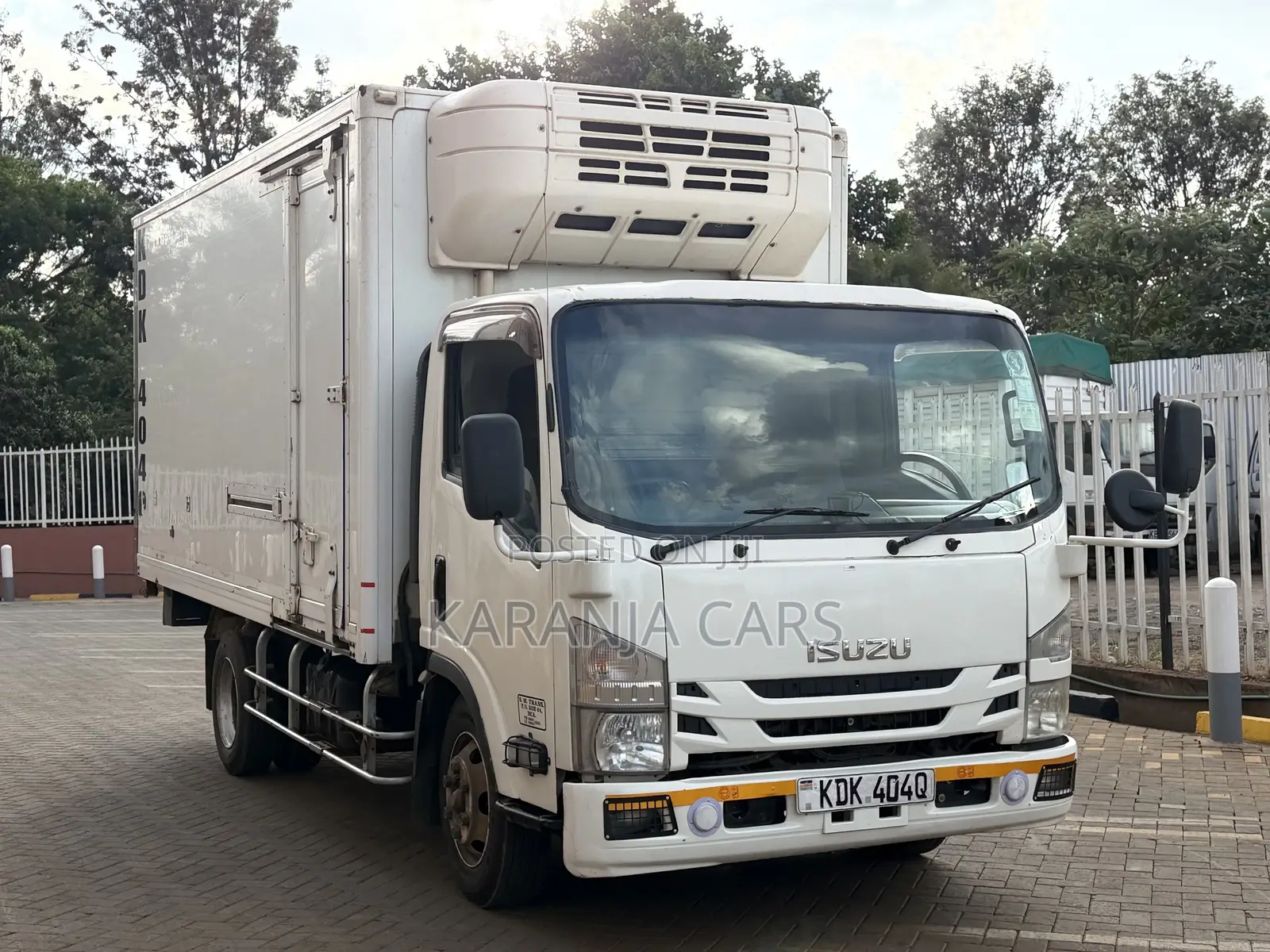 Isuzu Elf Track 2015 White