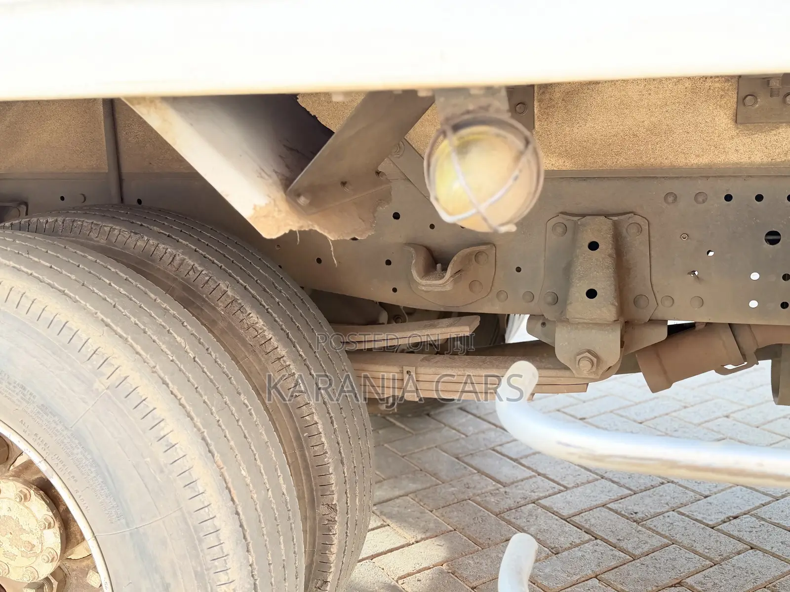Isuzu Elf Track 2015 White