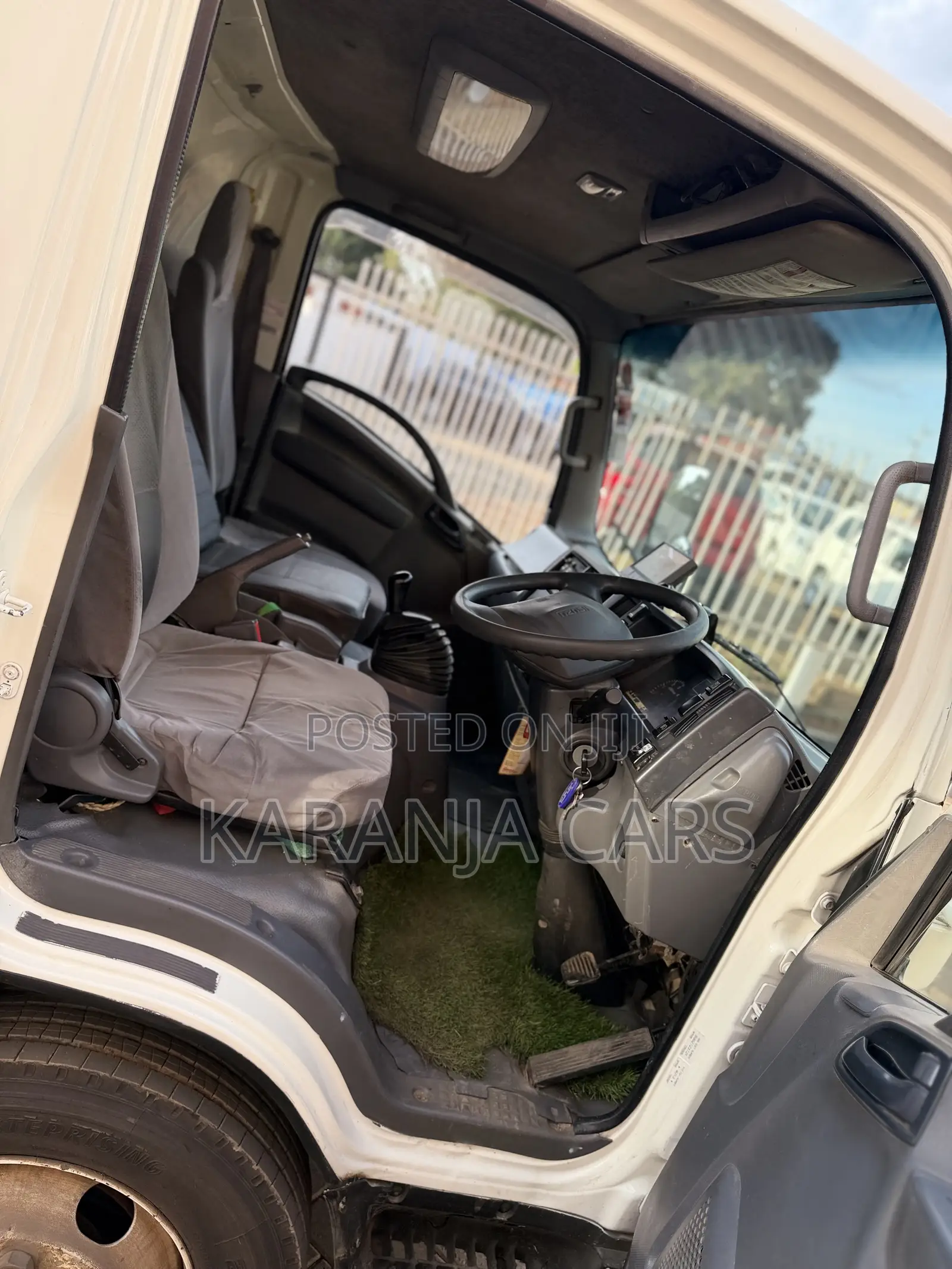 Isuzu Elf Track 2015 White