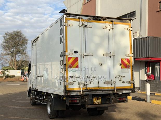 Isuzu Elf Track 2015 White - thumbnail 4