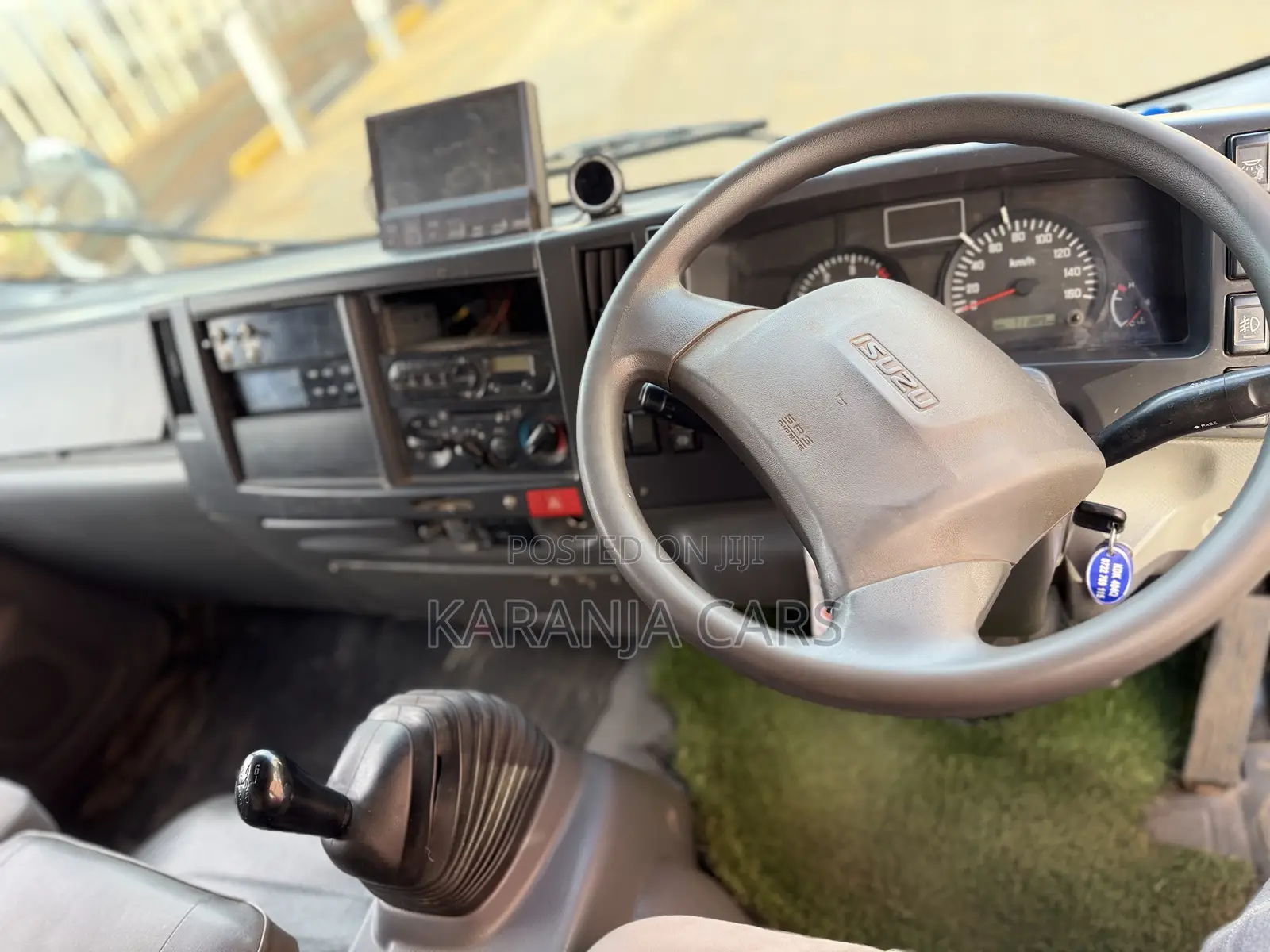 Isuzu Elf Track 2015 White