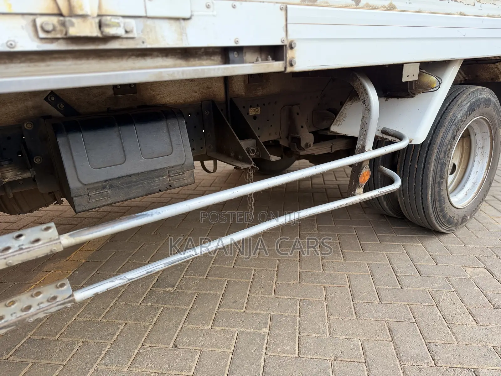 Isuzu Elf Track 2015 White