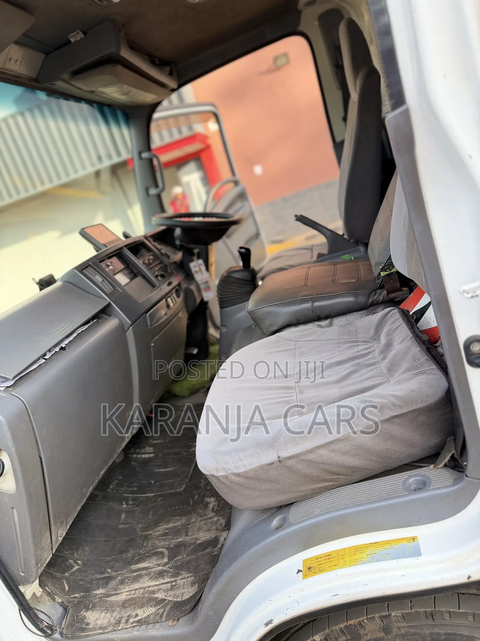 Isuzu Elf Track 2015 White