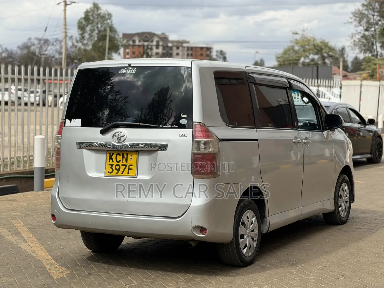 Toyota Noah 2010 Silver