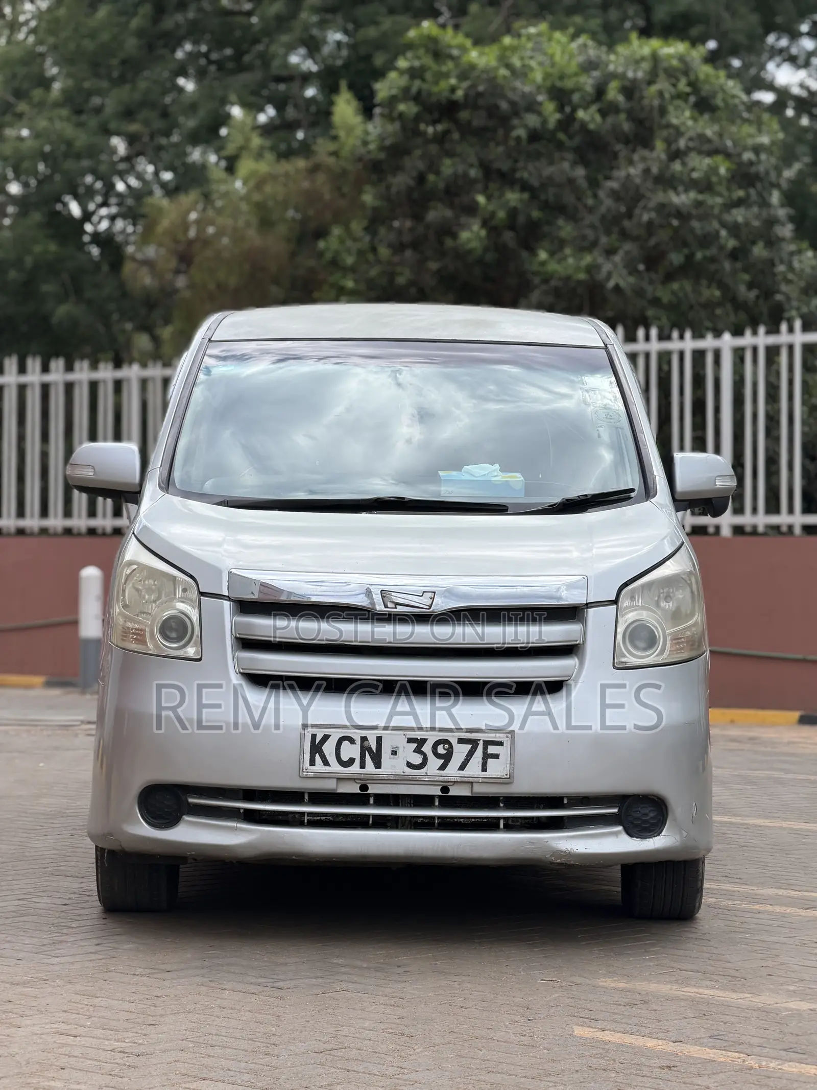 Toyota Noah 2010 Silver