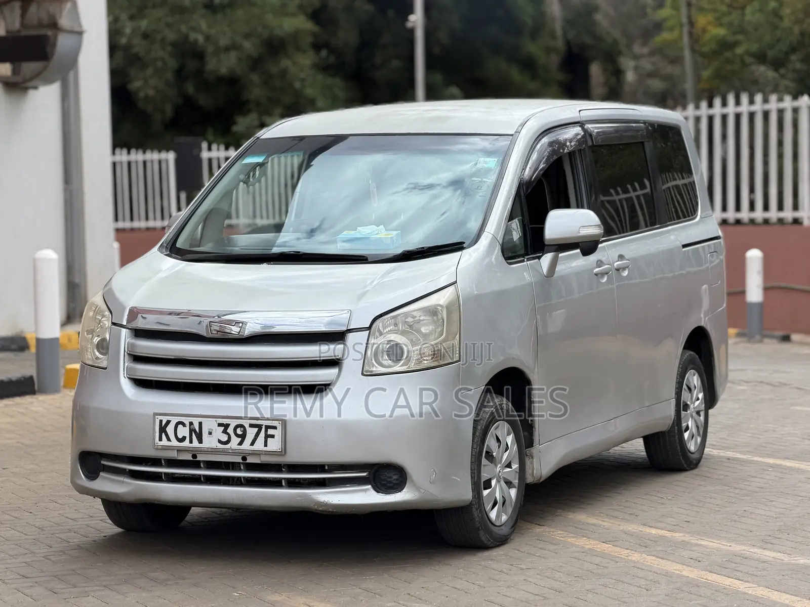 Toyota Noah 2010 Silver