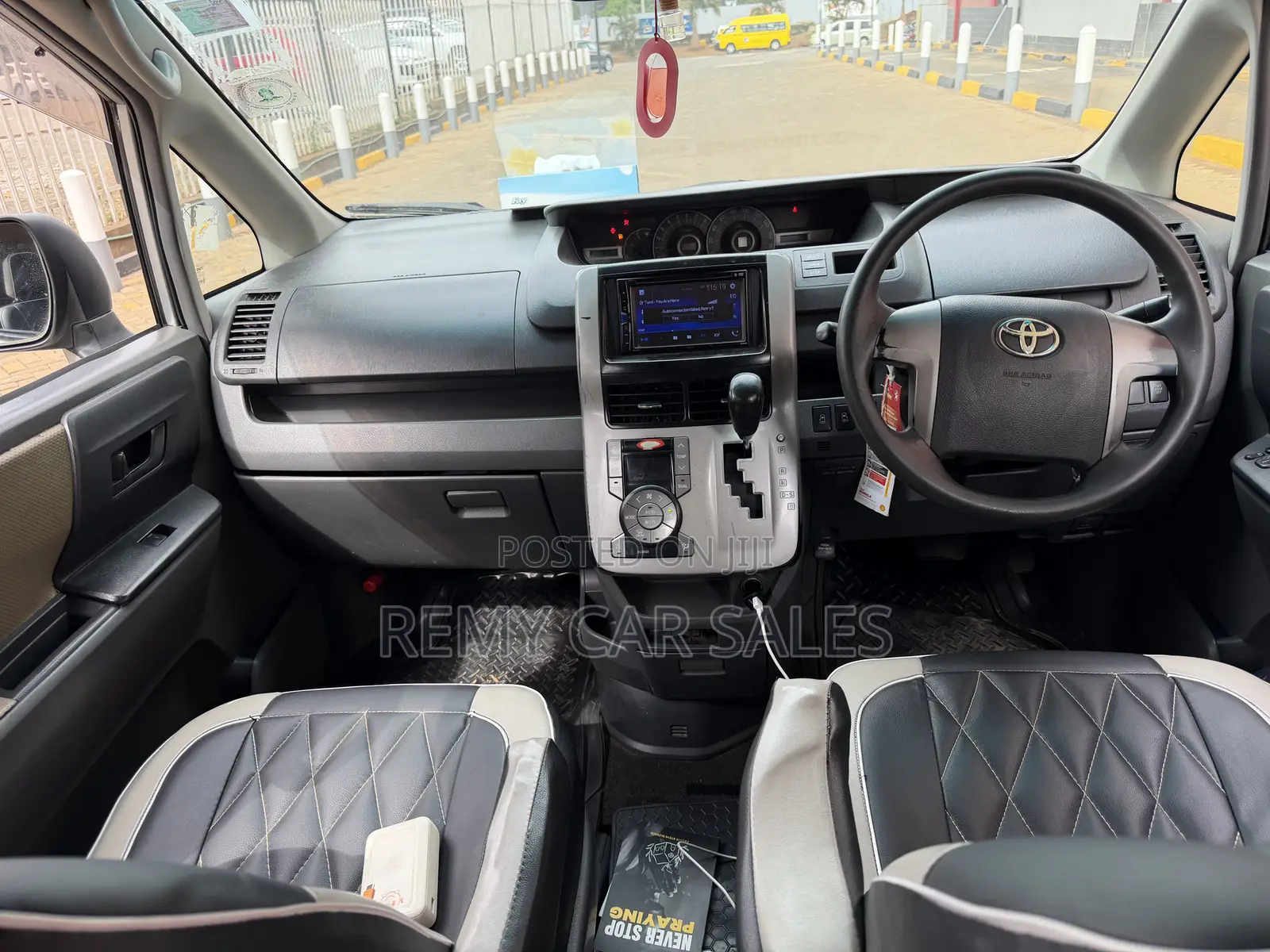 Toyota Noah 2010 Silver