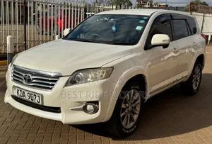 Toyota Vanguard 2013 White