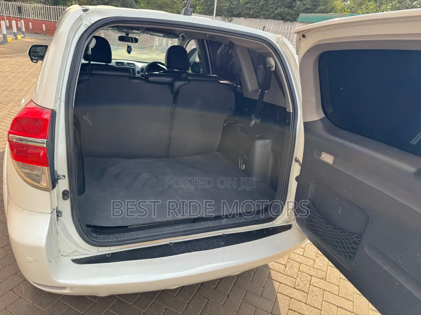 Toyota Vanguard 2013 White