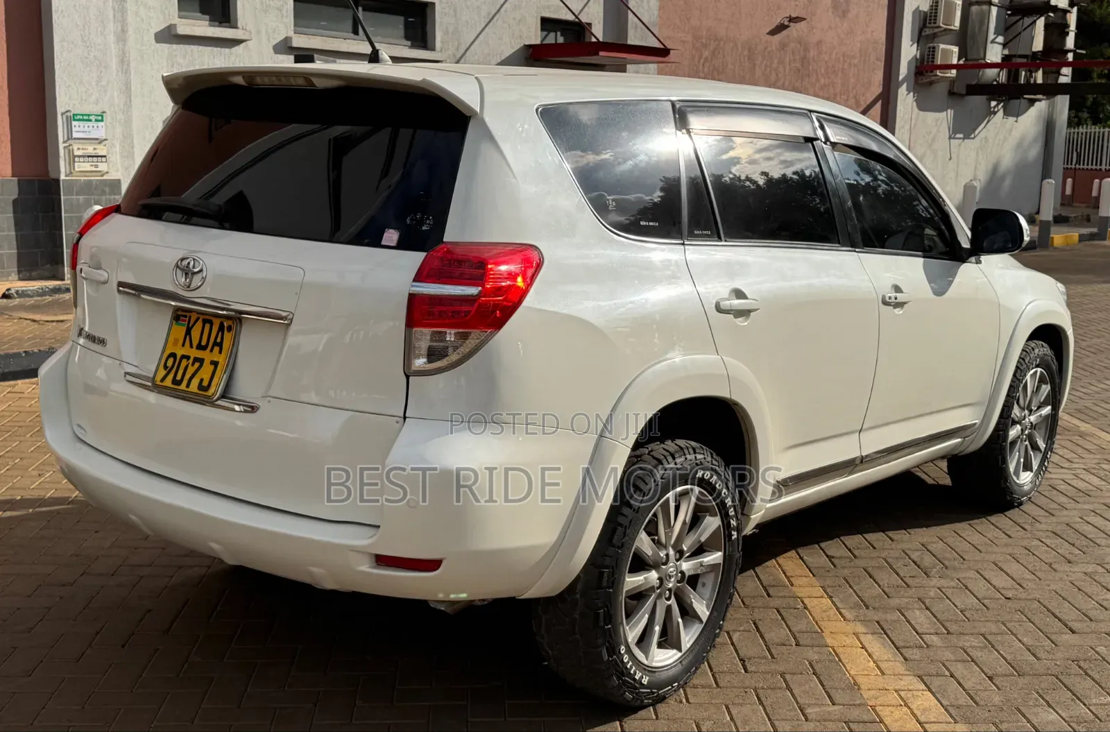 Toyota Vanguard 2013 White