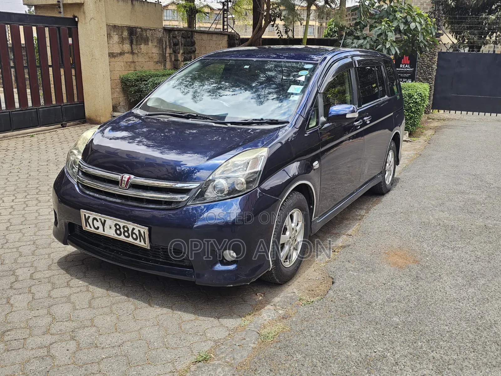 Toyota ISIS 2014 Blue