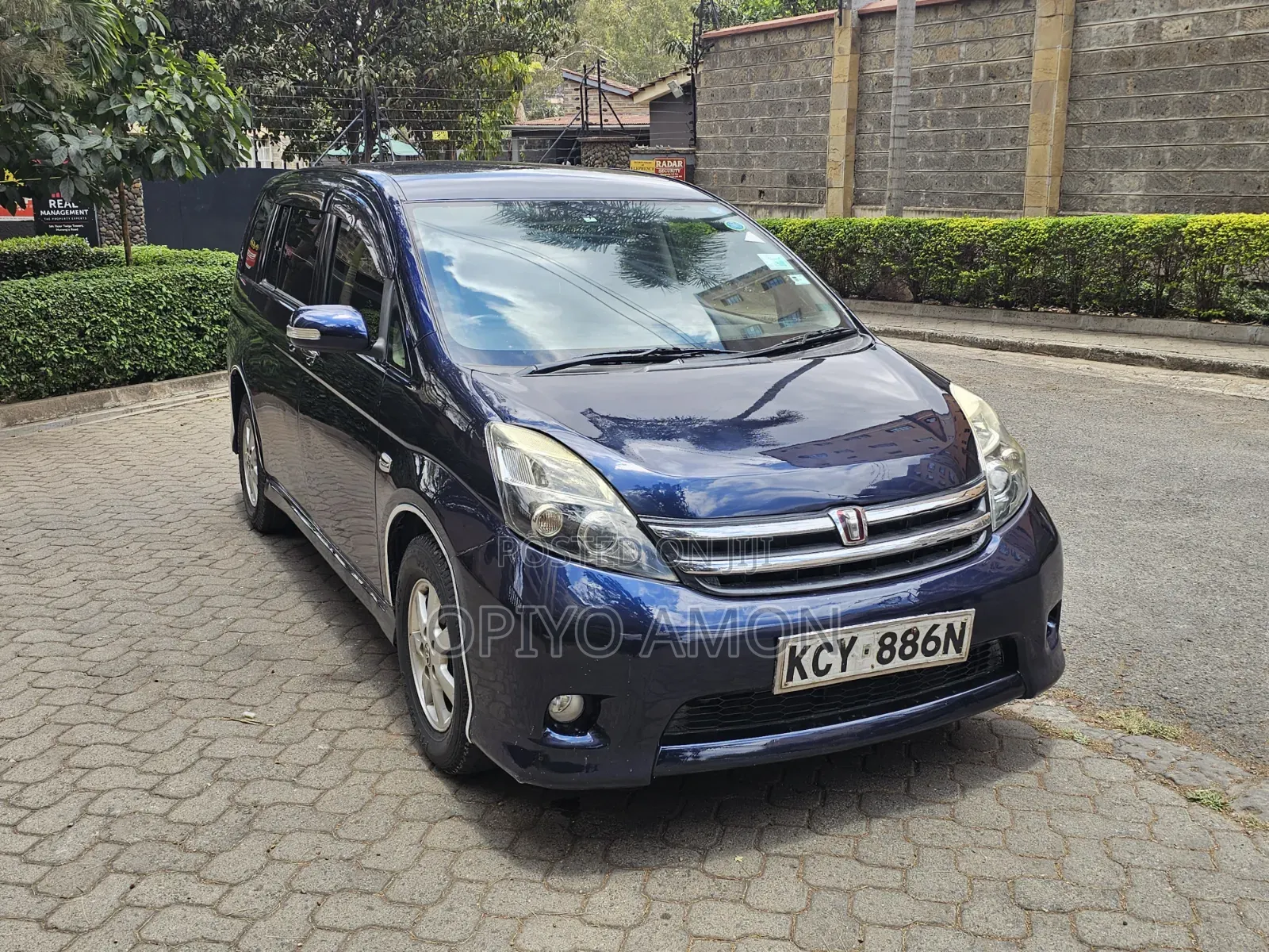 Toyota ISIS 2014 Blue