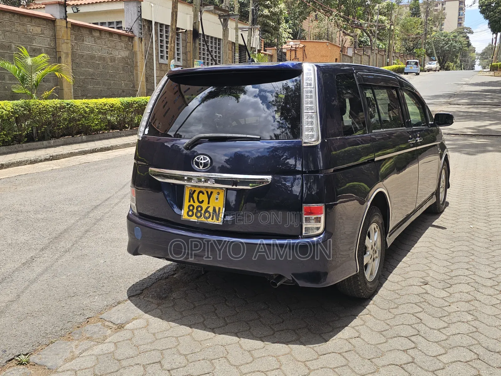 Toyota ISIS 2014 Blue