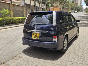 Toyota ISIS 2014 Blue