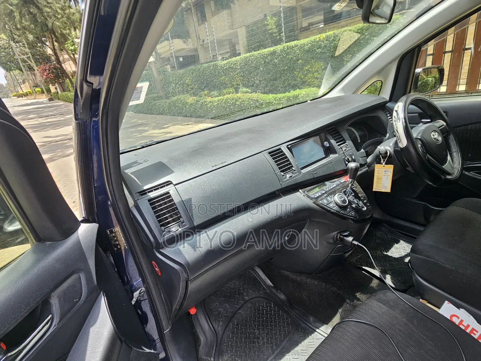 Toyota ISIS 2014 Blue
