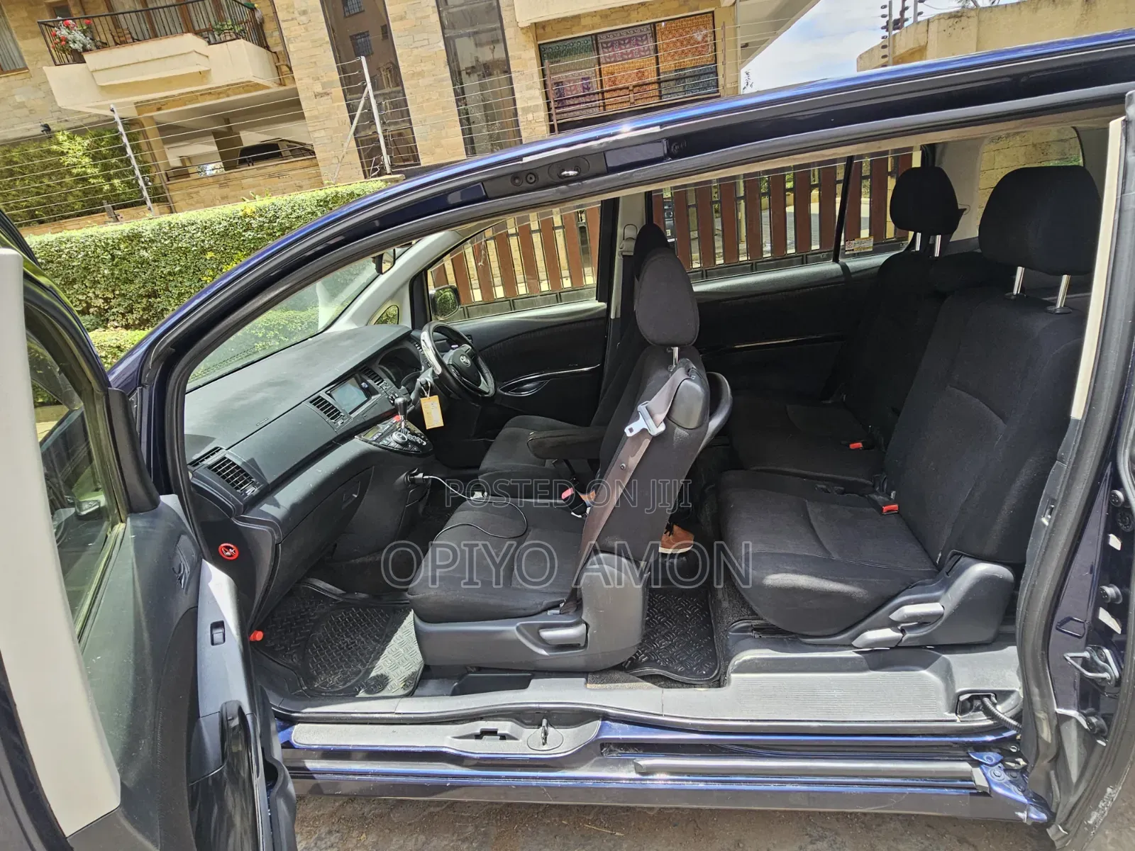 Toyota ISIS 2014 Blue