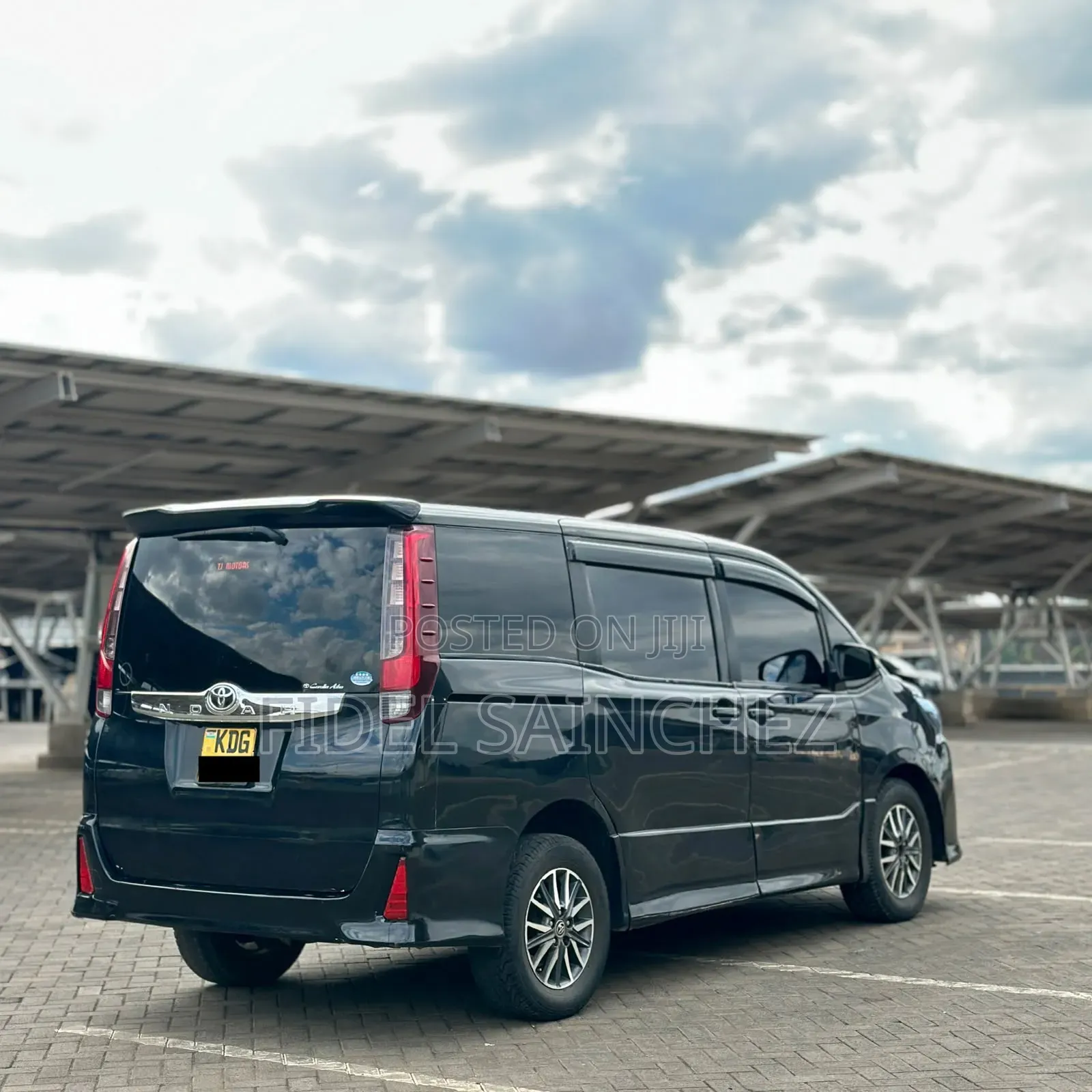 Toyota Noah 2.0 FWD (7 Seater) 2014 Black
