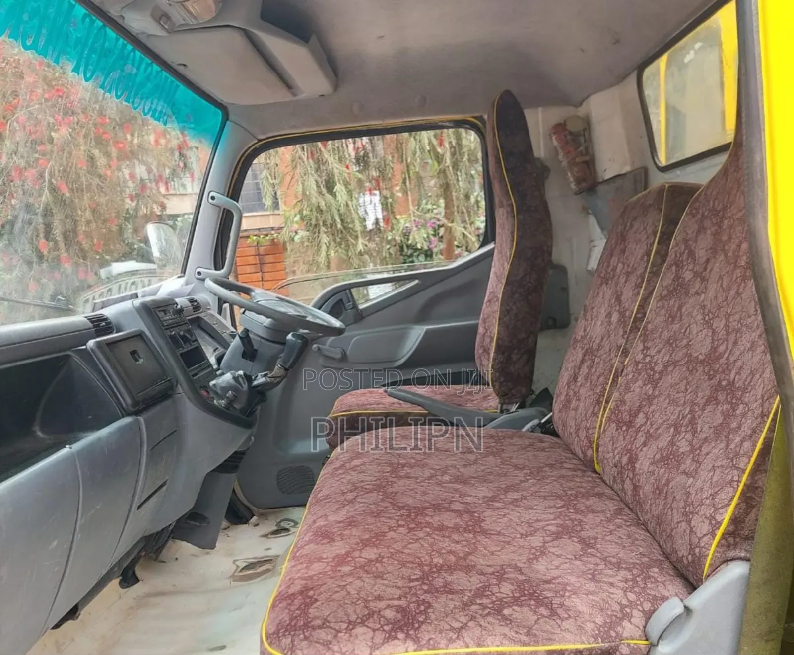 Mitsubishi Fuso Canter 2012 Yellow