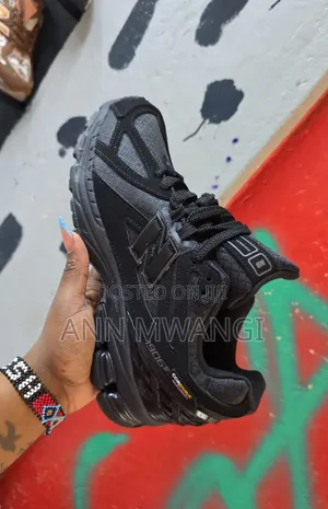 1906R Shoe