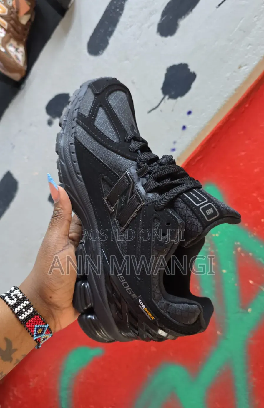 1906R Shoe