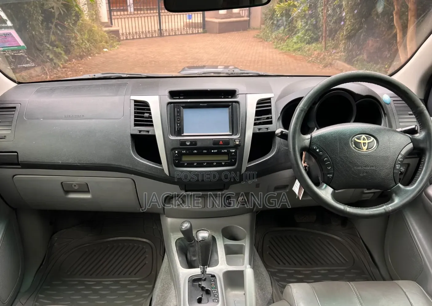 Toyota Hilux 2012 Gray