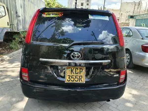 Toyota ISIS 2011 Black