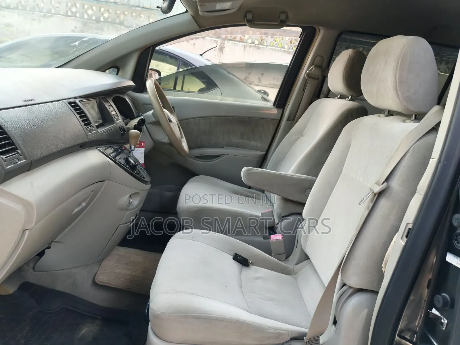 Toyota ISIS 2011 Black