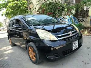 Toyota ISIS 2011 Black