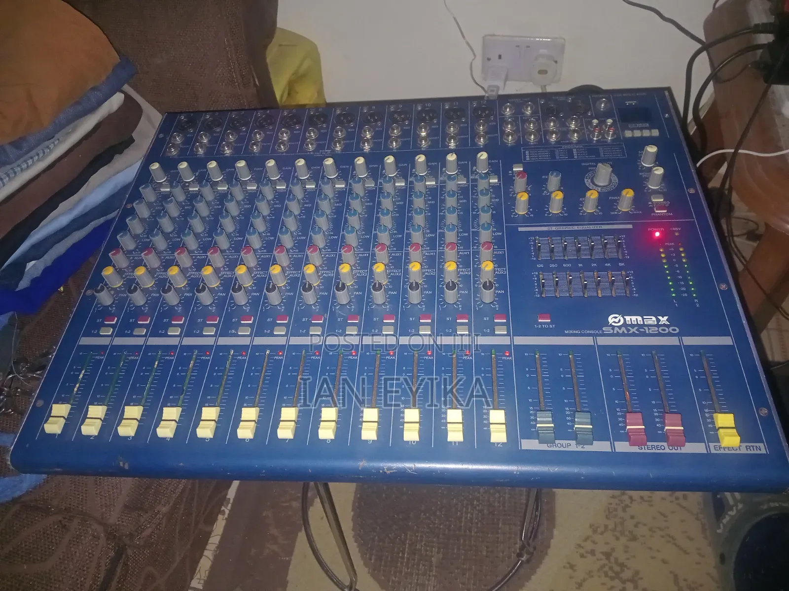 Powered Mixer Max SMX-1200