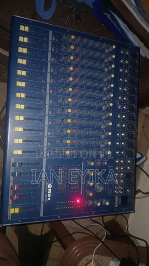 Powered Mixer Max SMX-1200