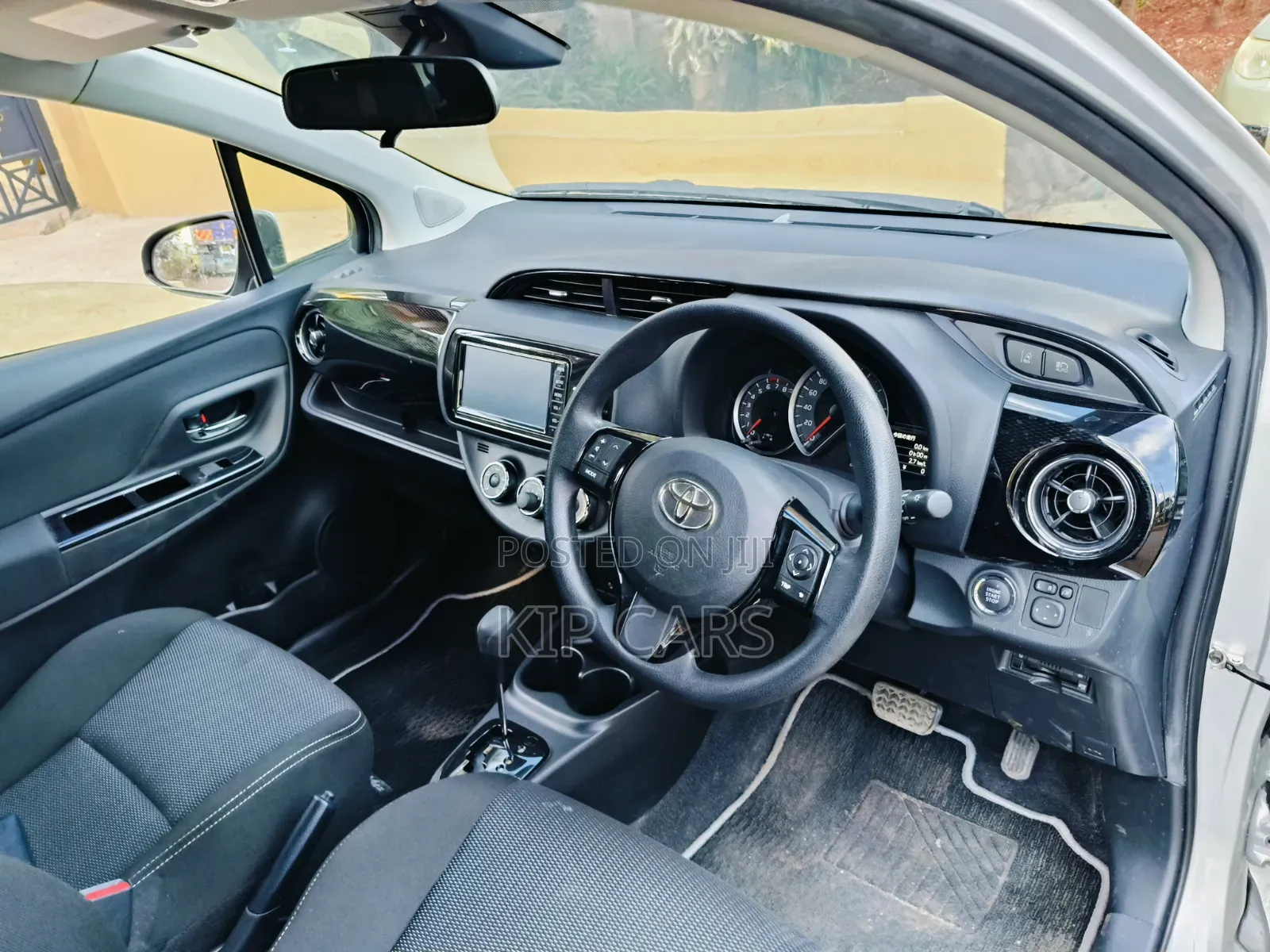 Toyota Vitz 1.3 FWD 5dr 2019 Silver