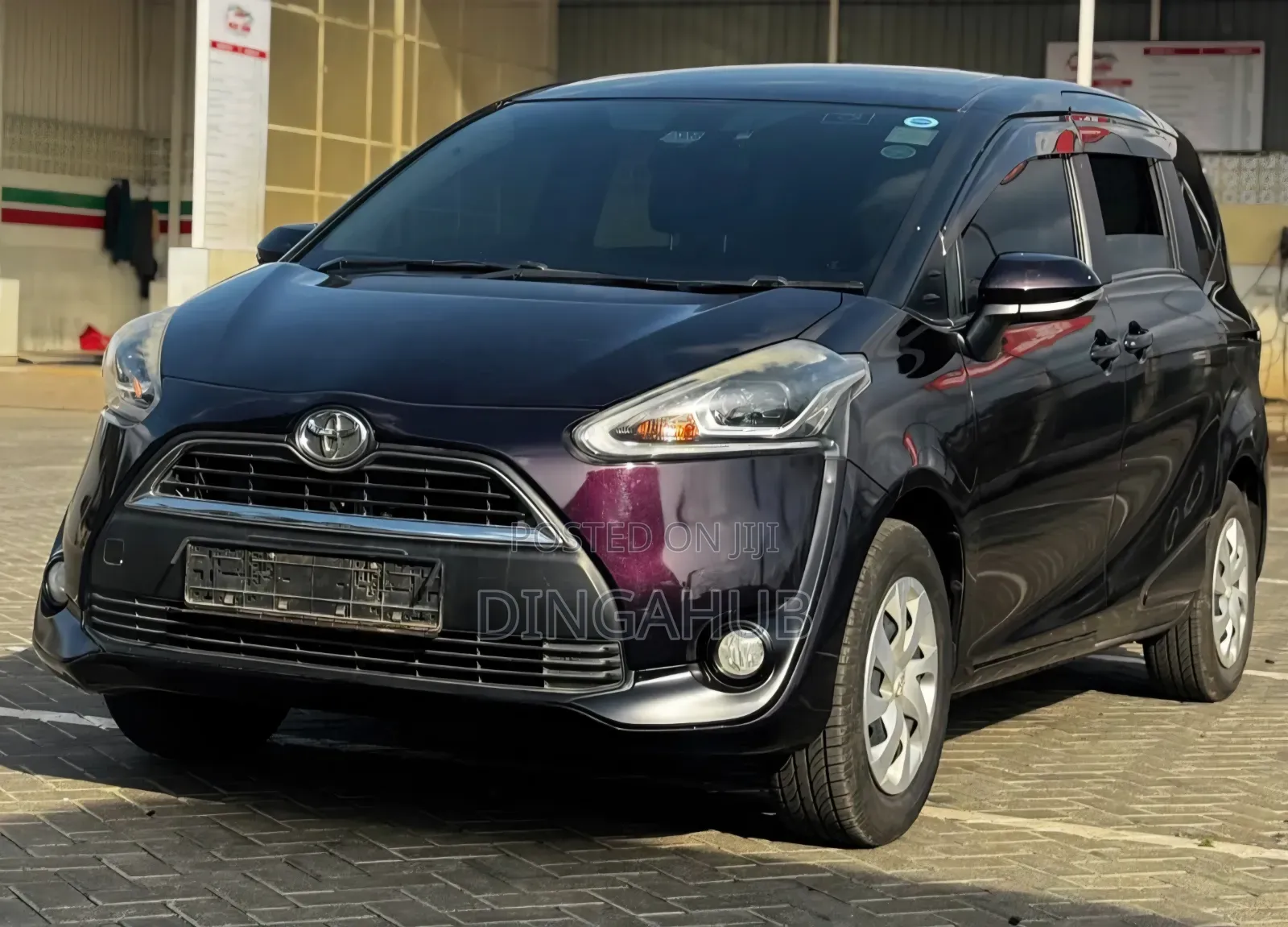 Toyota Sienta 2018 Maroon