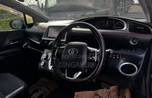 Toyota Sienta 2018 Maroon