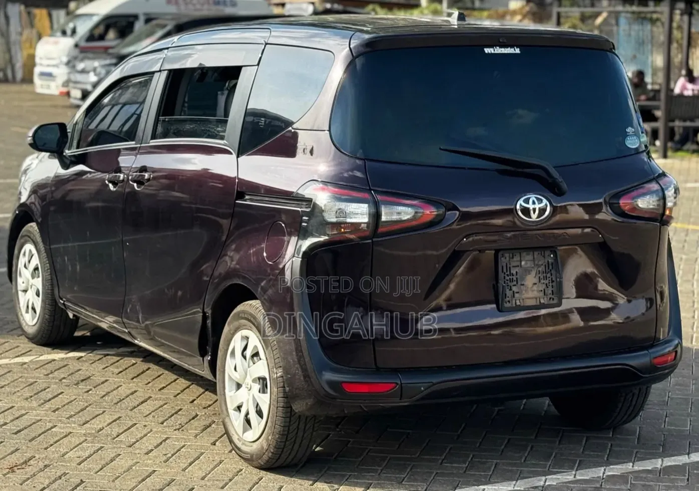 Toyota Sienta 2018 Maroon