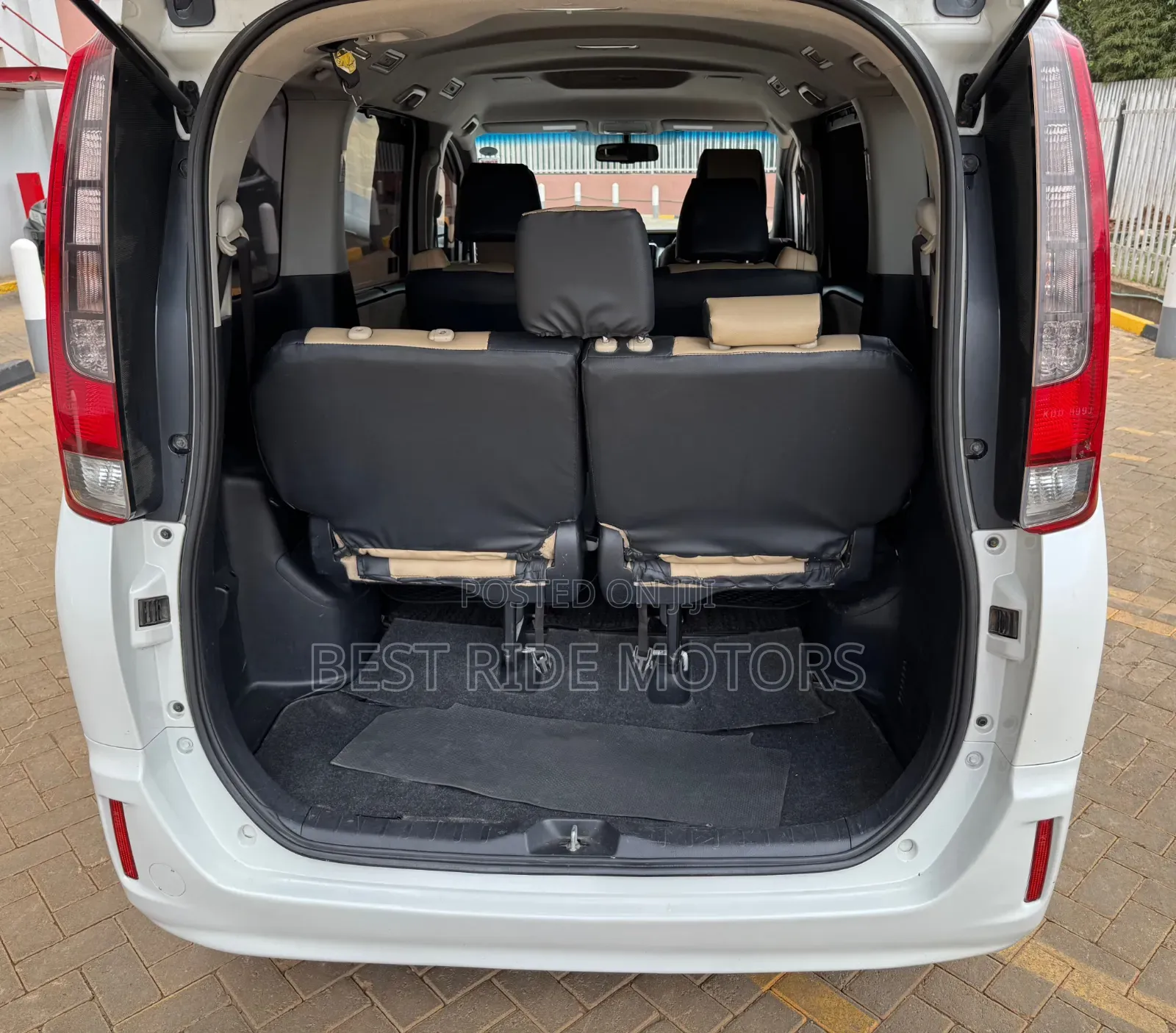 Toyota Noah 2.0 FWD (8 Seater) 2014 White