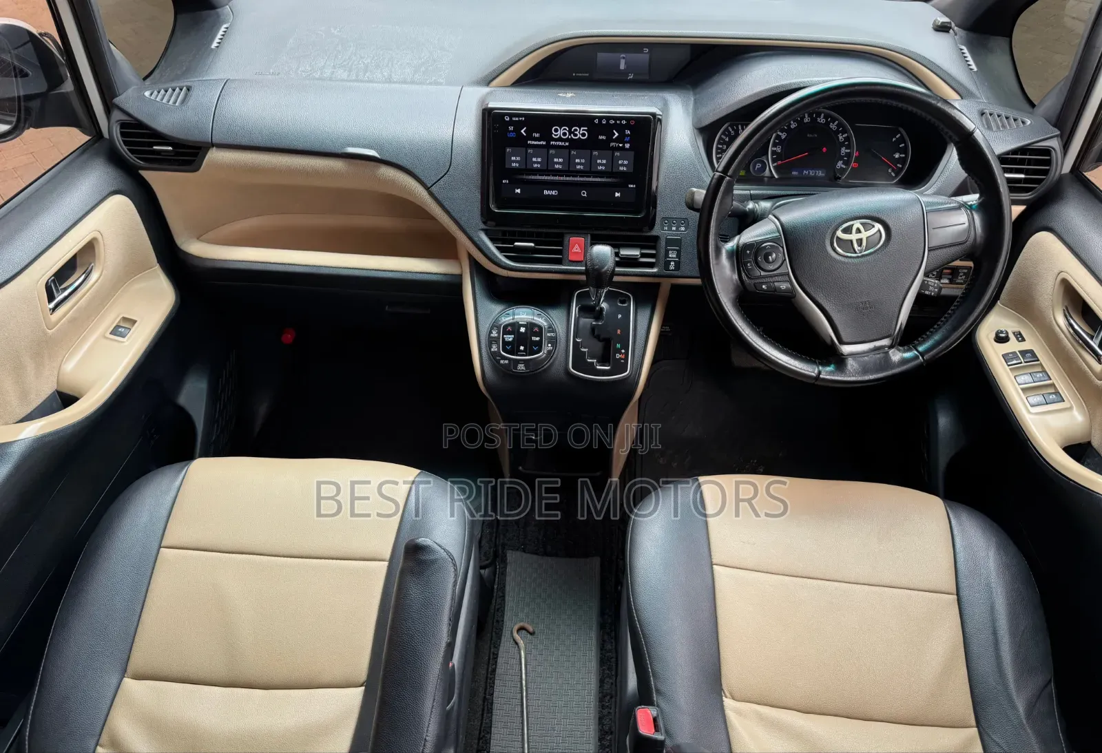 Toyota Noah 2.0 FWD (8 Seater) 2014 White