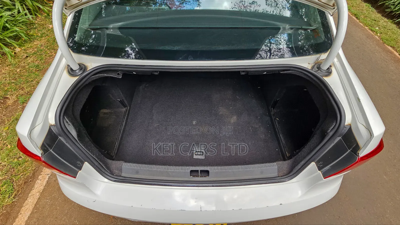 Volkswagen Passat 2011 White