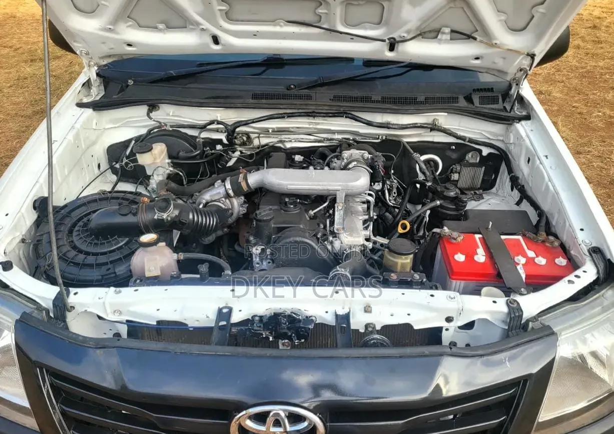 Toyota Hilux 2013 White