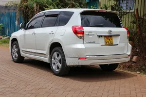 Toyota Vanguard 2011 White