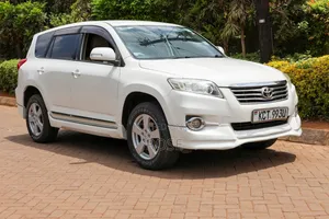 Toyota Vanguard 2011 White