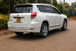 Toyota Vanguard 2011 White