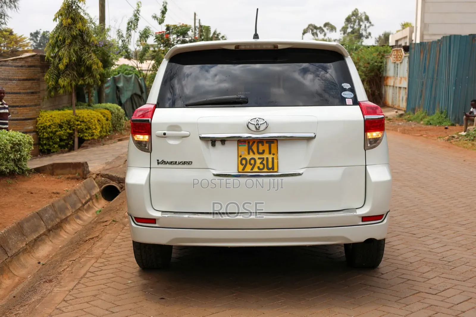 Toyota Vanguard 2011 White