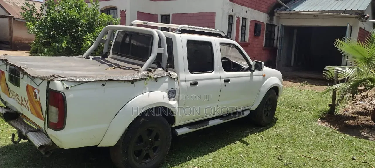 Nissan Hardbody 2002 White