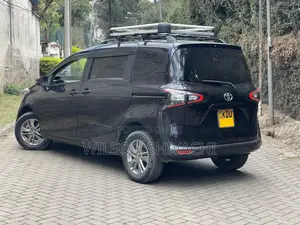 Toyota Sienta 2018 Brown