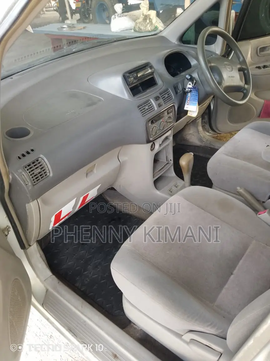 Toyota Corolla Spacio 2000 Silver