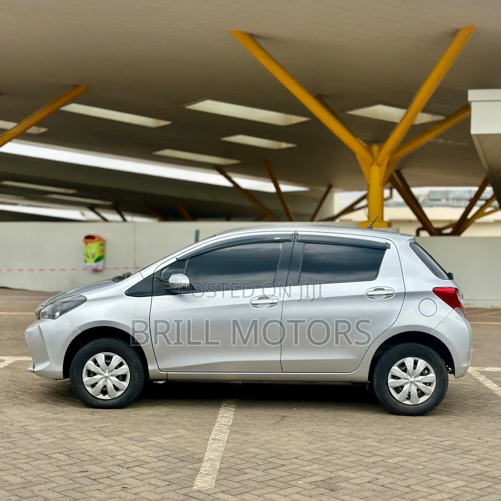 Toyota Vitz 2015 Silver