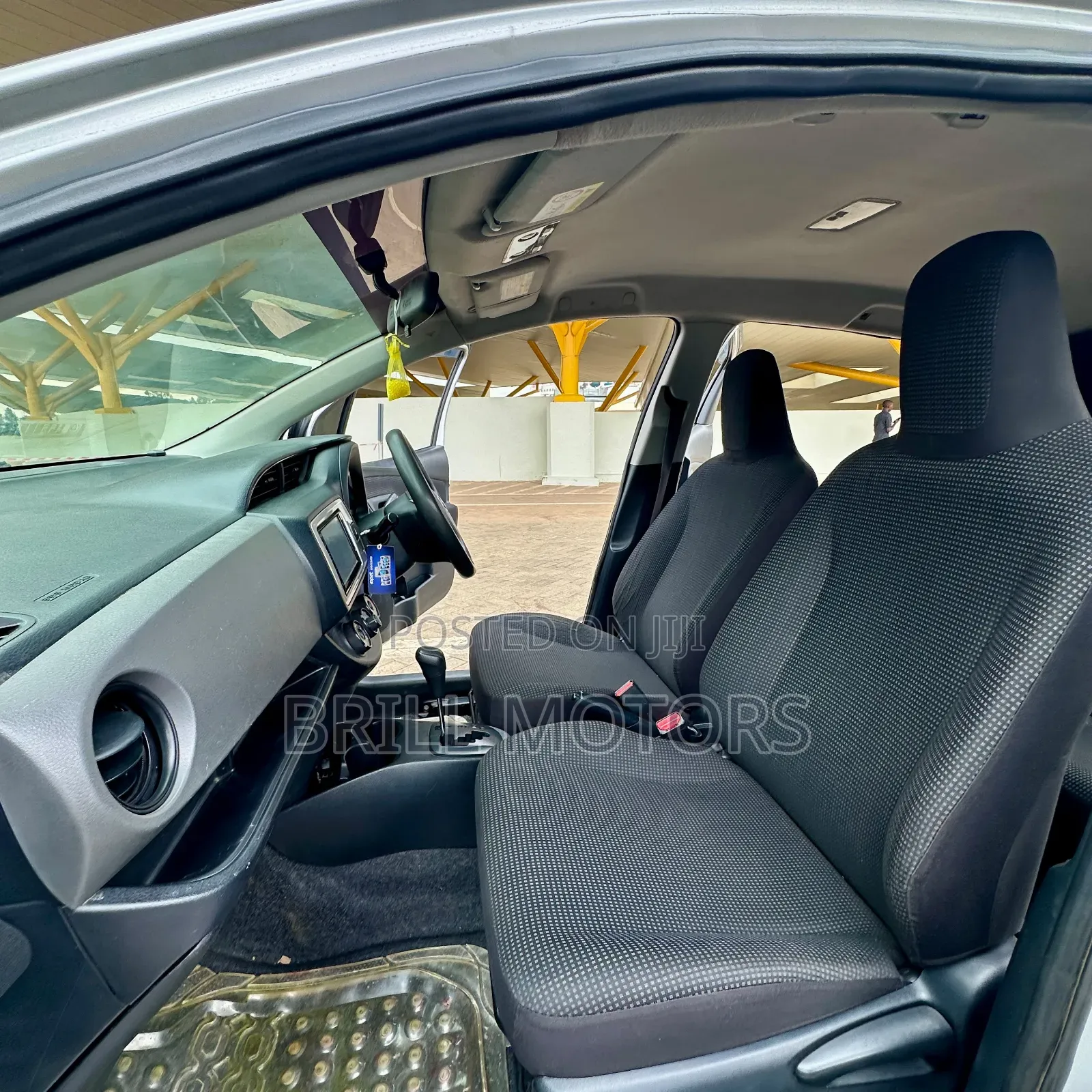 Toyota Vitz 2015 Silver