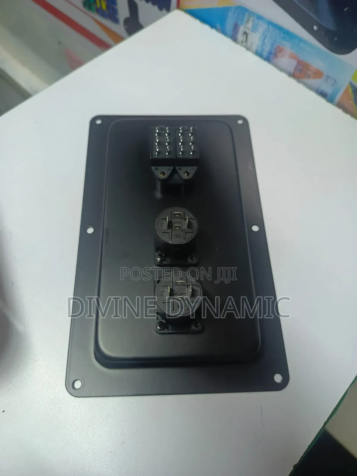 Full-Range Speaker Connector